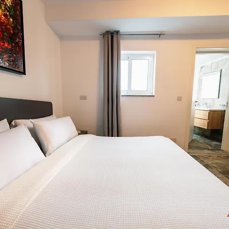 Chic Poolside In St Julians Malta Apartment *